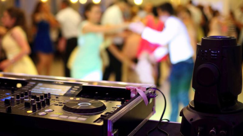 Przyjęcie weselne prowadzone przez DJ-a